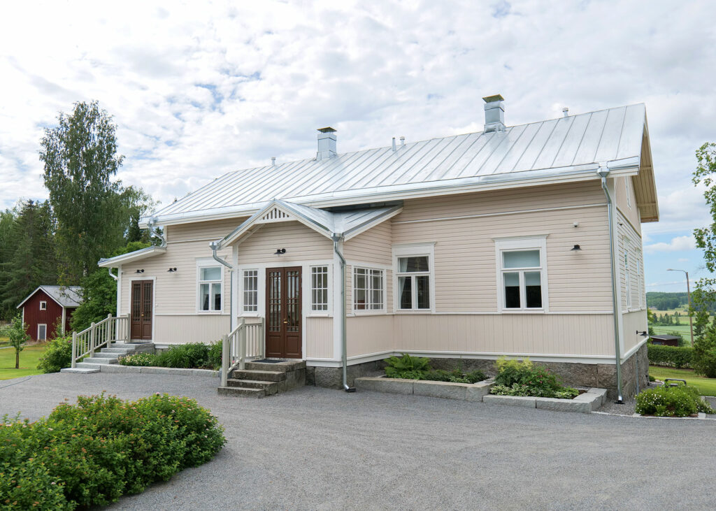 Päätalon vieressä oleva majoitusrakennus, jossa on neljä kahden hengen huonetta